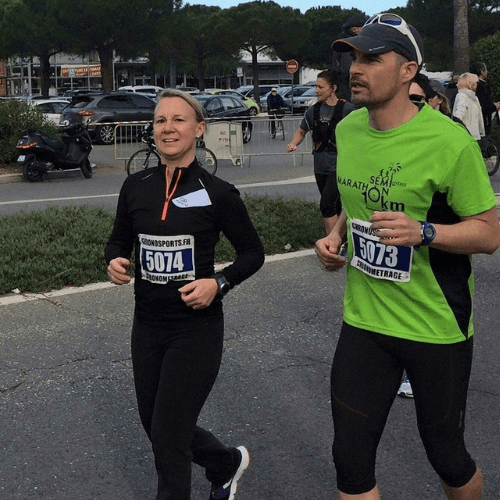 coach sportif course à pieds avec une femme