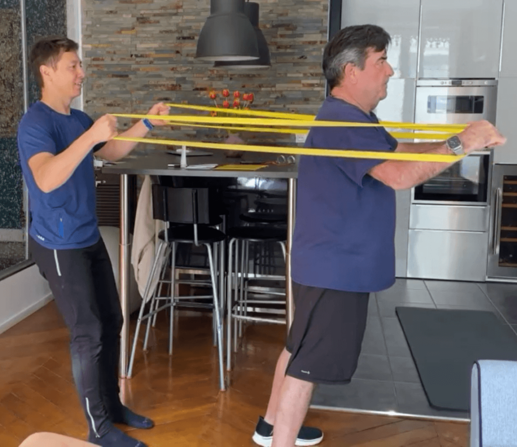 Coach sportif à domicile Lyon. Séance de sport privé avec élastique.