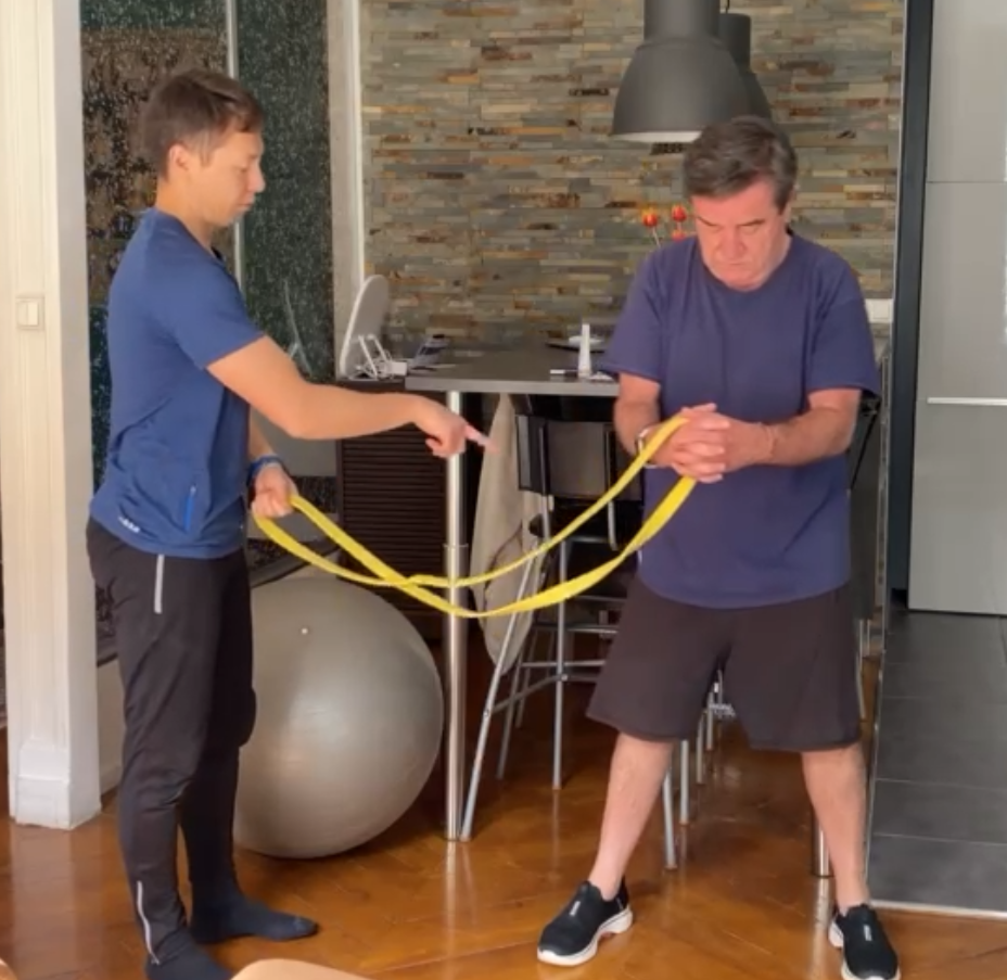 séance de coaching à domicile avec une personne senior à Lyon