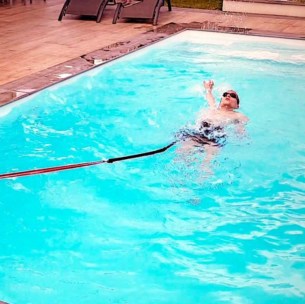 Cours de natation adulte dans une piscine privée à Lyon.